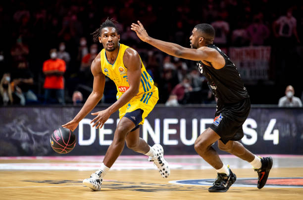 更是两国足 更是两国足