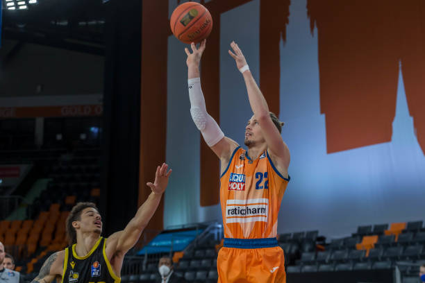 媒体上的庞 媒体上的庞